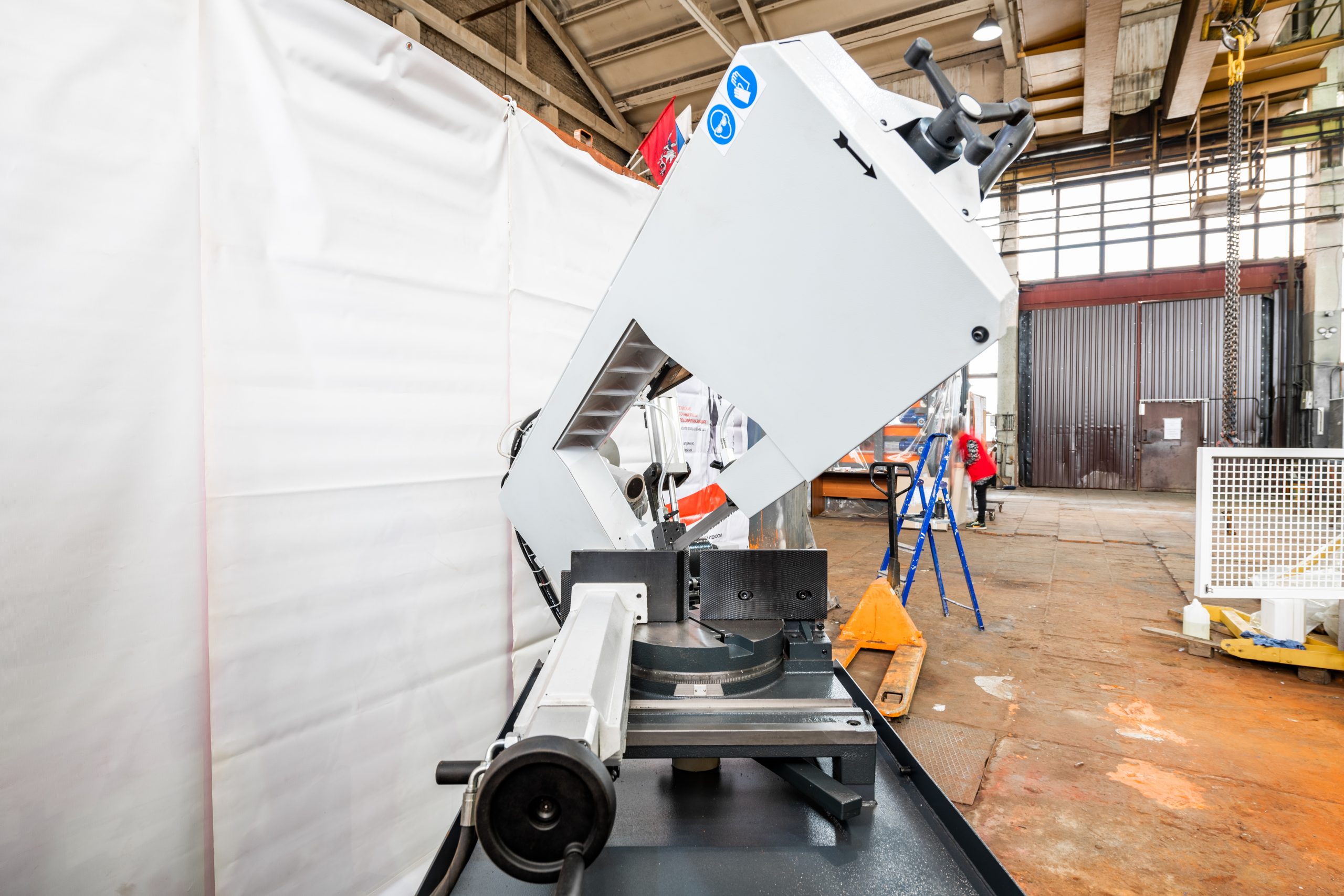 Консольный автоматический ленточнопильный станок NEO-260AV CNC (L)