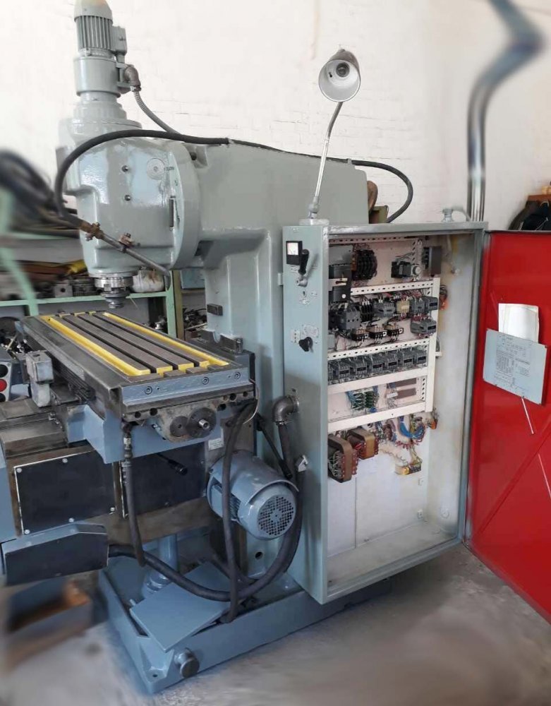 Вертикально-фрезерный станок 6Д12