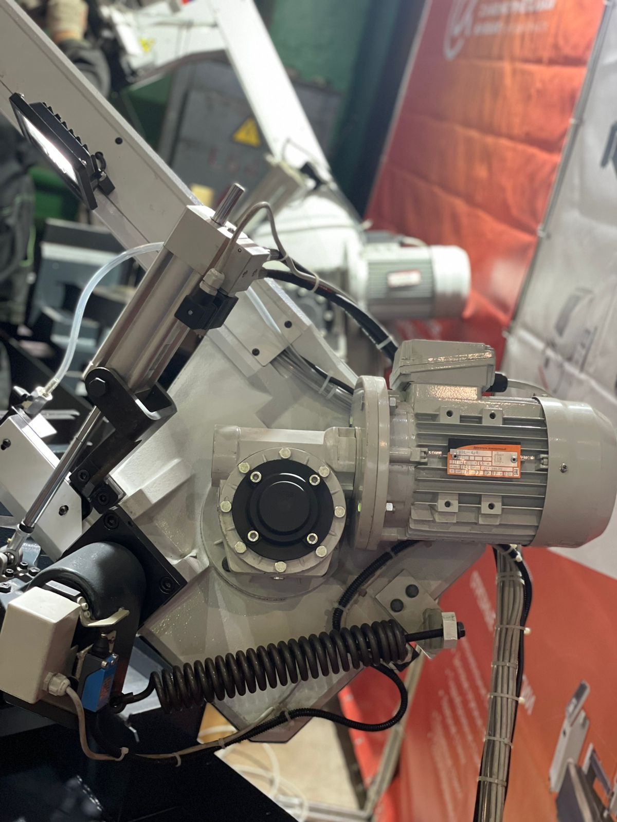 Консольный автоматический ленточнопильный станок NEO-260AV CNC (L)