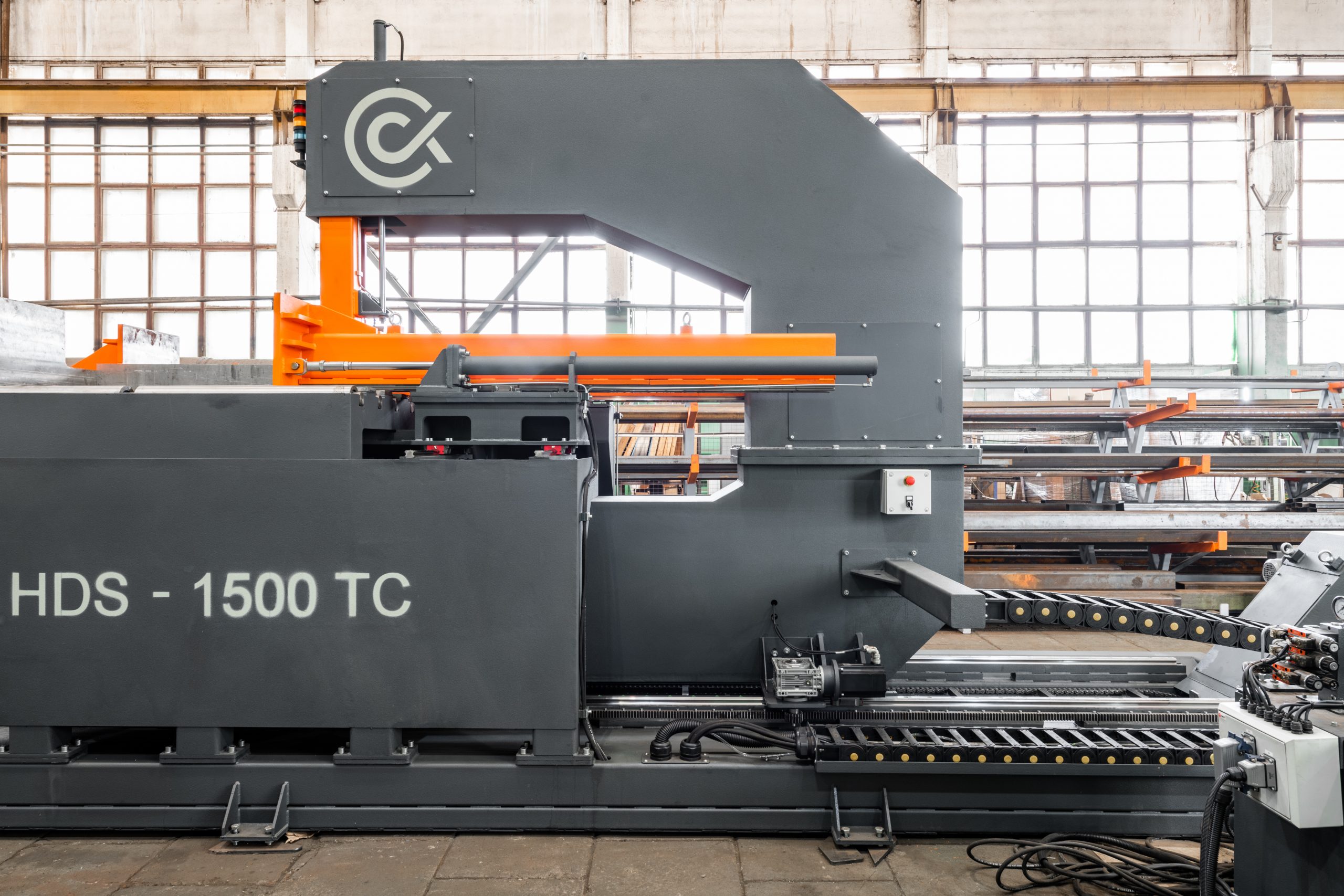 Вертикальный ленточнопильный станок HDS-1000TC